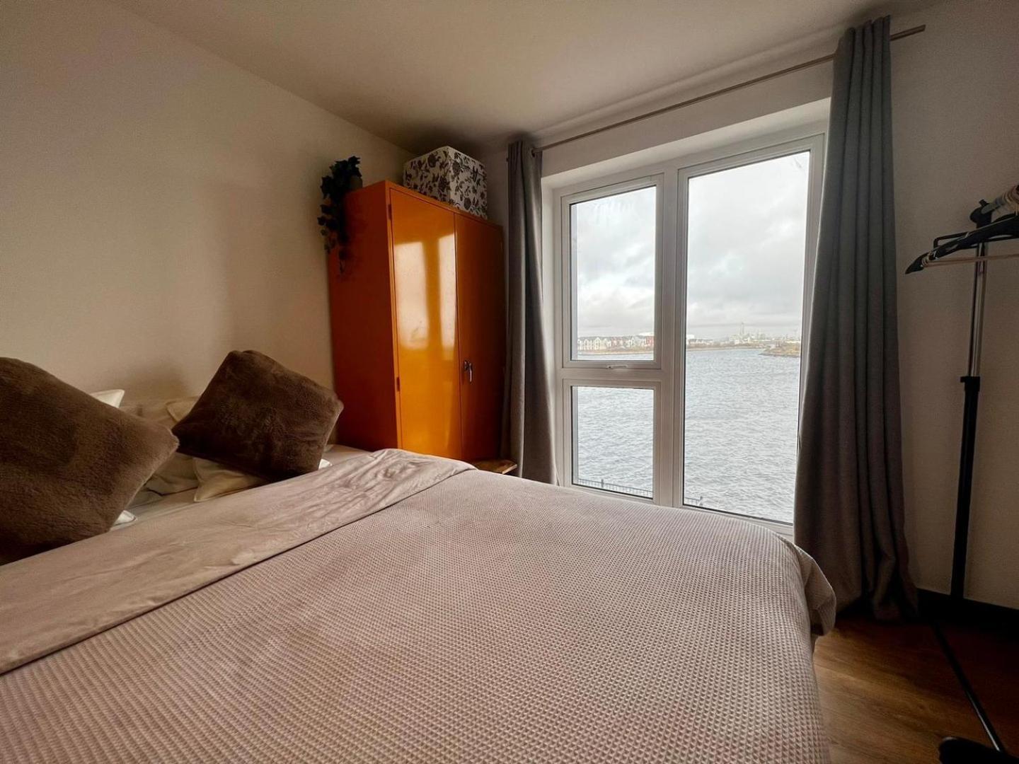 Two Bedroom Apartment In Barry-Close To Beach Bagian luar foto